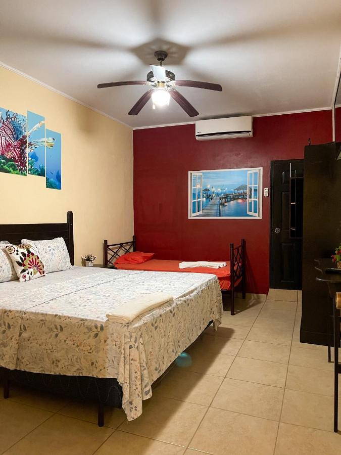 B Aparts Hotel Coxen Hole Exterior photo