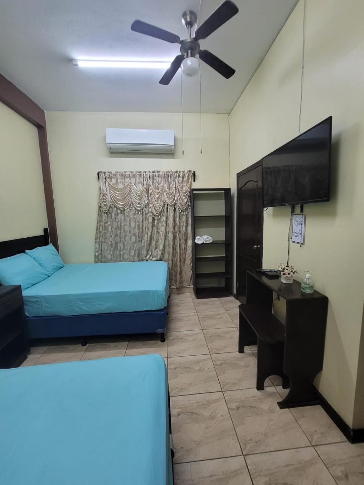 B Aparts Hotel Coxen Hole Exterior photo